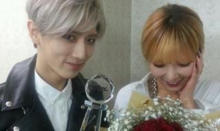 泫雅张贤胜舞台热吻